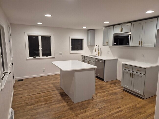 Building Photo - 5 Lakeview Ave