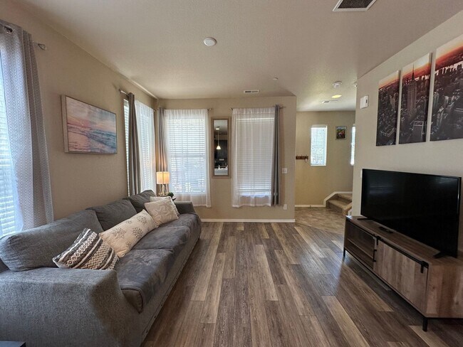 Building Photo - 2 Bed 3 Bath Townhouse with  2 Car Attache...