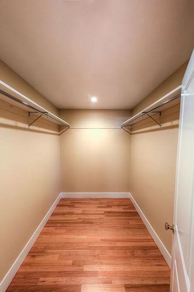 Building Photo - Beautiful 2 Bed 2 Bath Duplex with A/C