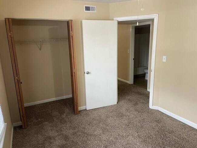 Building Photo - 2348 Horne Ave