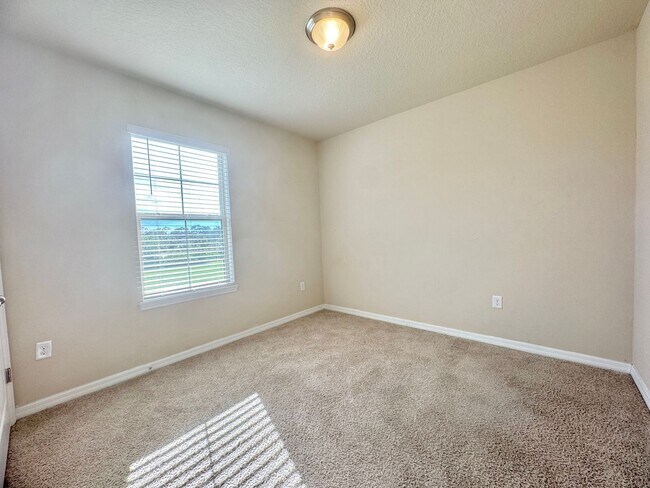 Building Photo - Large 4/3.5 Home located in Waterleigh! Do...