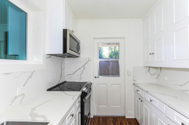 Building Photo - Kahala Avenue Beachside -  1 minute walk to beach  Recently remodeled w/fenced yard. 1 bdrm, 1 ba...