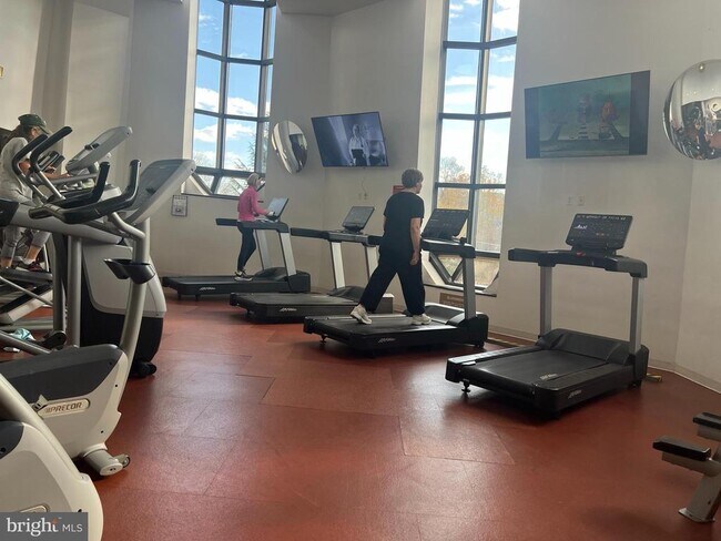 Building Photo - 1600 N Oak St