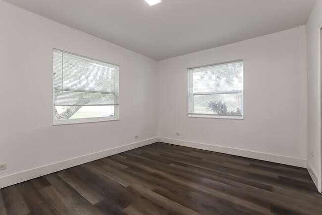 Building Photo - 701 NE 11th Ave