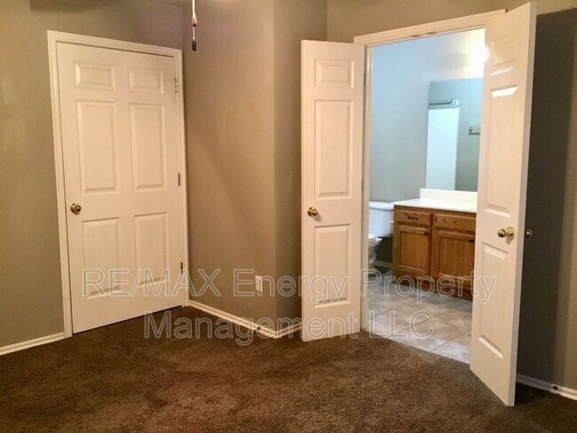 Building Photo - 408 N Willowood Dr