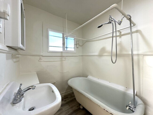 Building Photo - Little Italy - Charming 2 BR Cottage with ...
