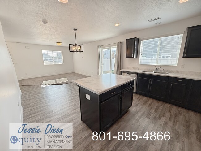 Building Photo - 1822 Parkview Dr