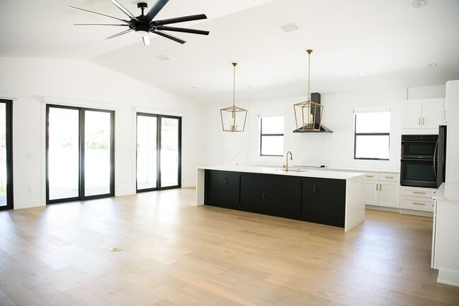 Building Photo - Beautiful South Tampa 4BR/3BA Home with 2 ...