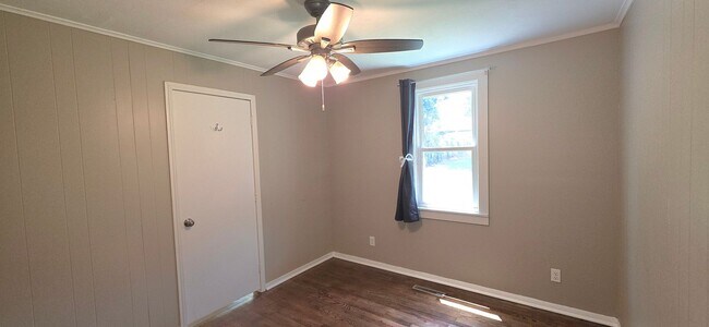 Building Photo - Remodeled 2 Bedroom, 2 Living Areas!  $925