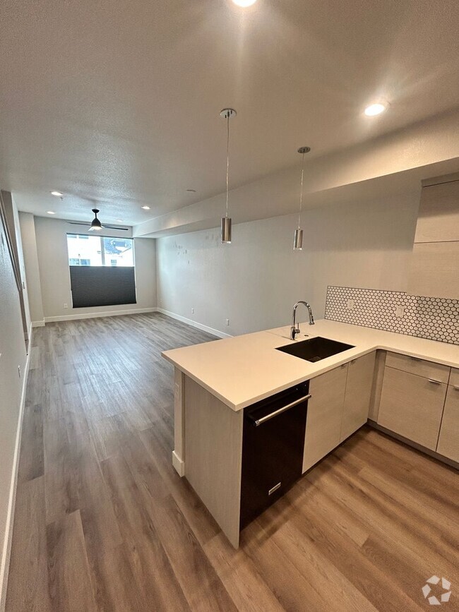 Building Photo - Gorgeous & New Two Bedroom, Three Bath Tow...