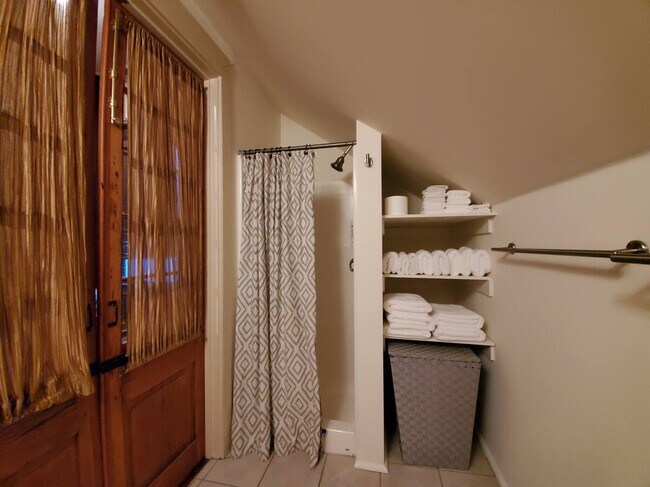 1st Bath - 1221 N Tonti St