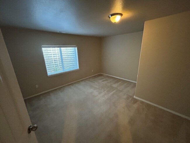 Building Photo - Absolutely Gorgeous 5-Bed 4-Bath with 3-car Garage Home!