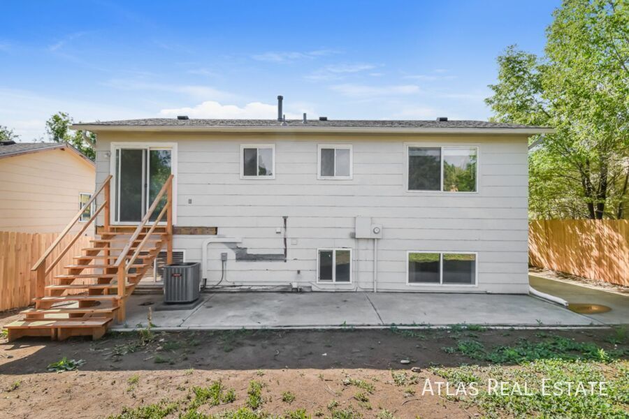 Building Photo - 4340 College View Dr