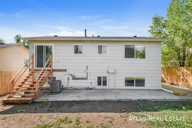 Building Photo - 4340 College View Dr
