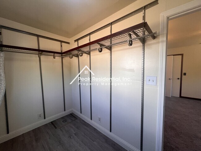 Building Photo - 5546 Cranbrook Way