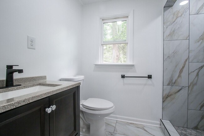 Building Photo - Spacious 4 Bedroom, 2.5 Bath Home in Savan...