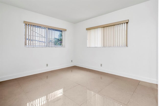 Building Photo - 1049 NW 30th Ct