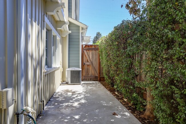 Building Photo - 2 Bed / 2.5 Bath Luxurious townhome near d...