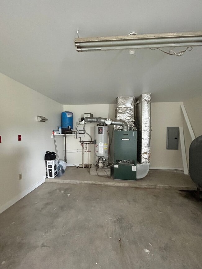 Building Photo - Welcome home to this completely renovated ...