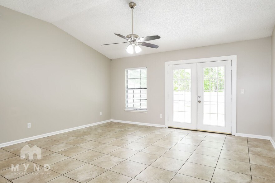 Building Photo - 398 Willow Green Dr
