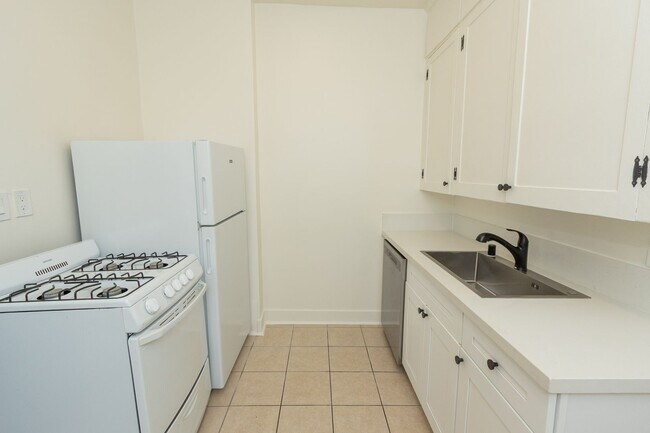 Building Photo - Charming 1 Bed/1 Bath w/ Large Fenced Yard...