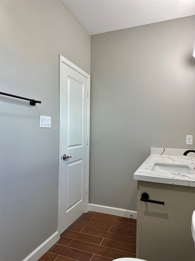 Building Photo - 8321 Coma St