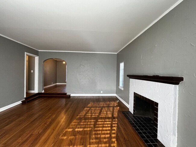 Building Photo - Historic Duplex near Plaza district!