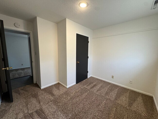 Building Photo - 560 NE Park Ln