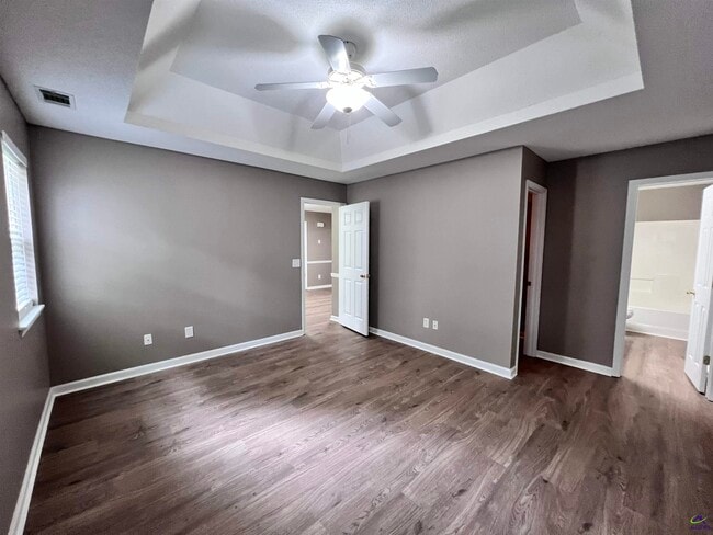 Building Photo - 221 Deer Track Ct