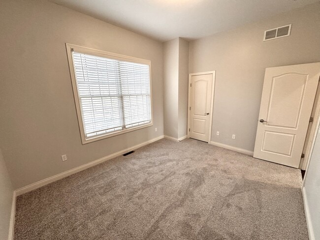 Building Photo - 512 S Grand Ave