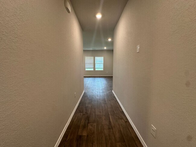 Building Photo - Classic Three Bedroom Two Bath Home in a Great Neighborhood