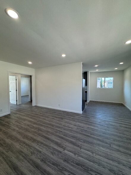 Building Photo - 15029 Burbank Blvd