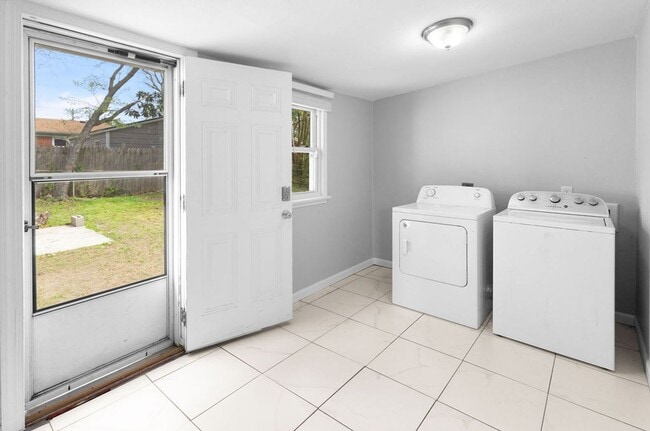 Building Photo - 3 Bed 1 Bath Home for Rent in Chesapeake