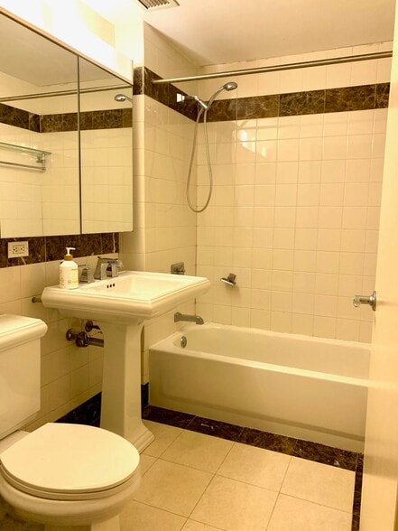 Building Photo - 455 Main St