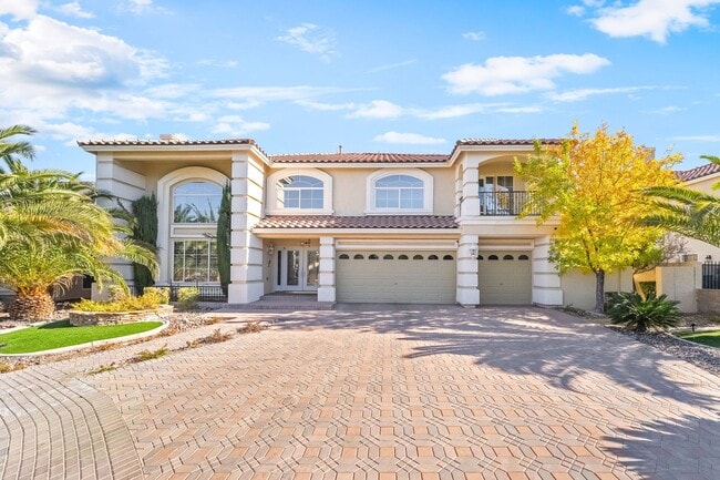 Building Photo - Luxury Living in Guard-Gated Royal Highlands!