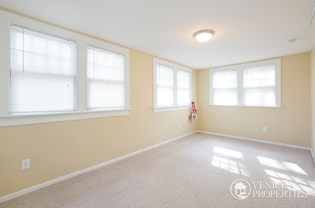 Building Photo - 187 E Northwood Ave