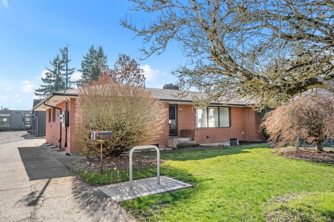 Building Photo - 3 Bedroom 3 bath 1 level Mid Century Beauty!