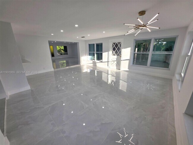 Building Photo - 5095 SW 73rd Ave