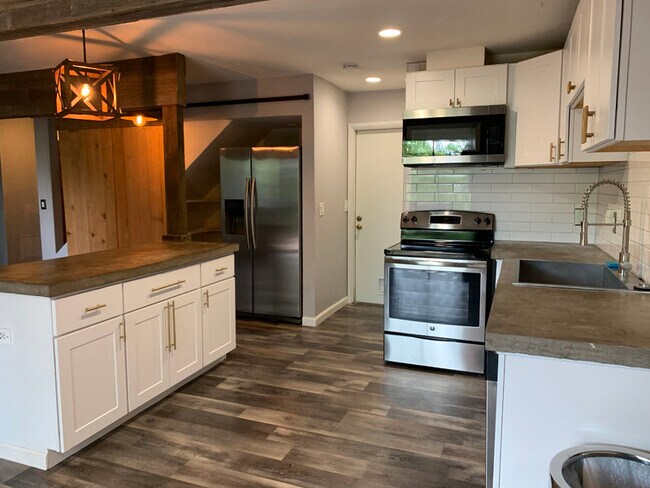 Building Photo - 3406 Bristol Ct