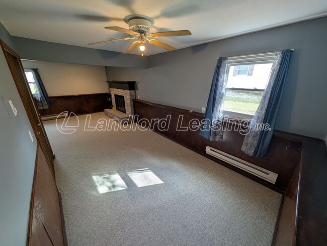 Building Photo - Spacious Elyria Split-Level Near LCCC with Fireplace & Fenced Yard