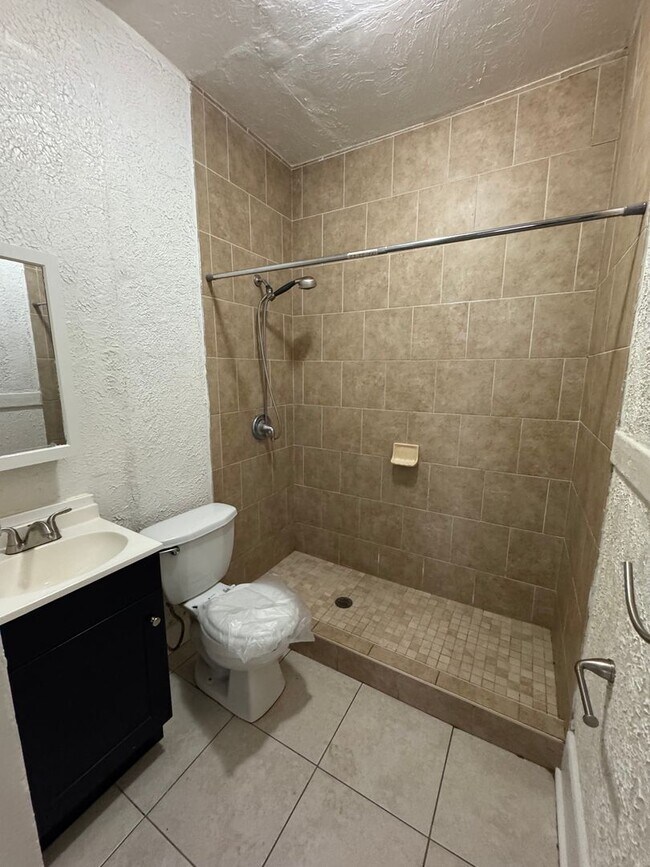 Building Photo - Old World Charm & Close to Downtown