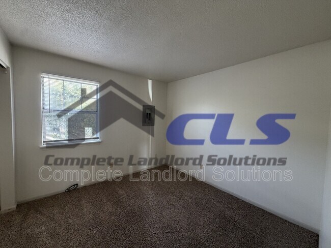Building Photo - 820 Poplar St