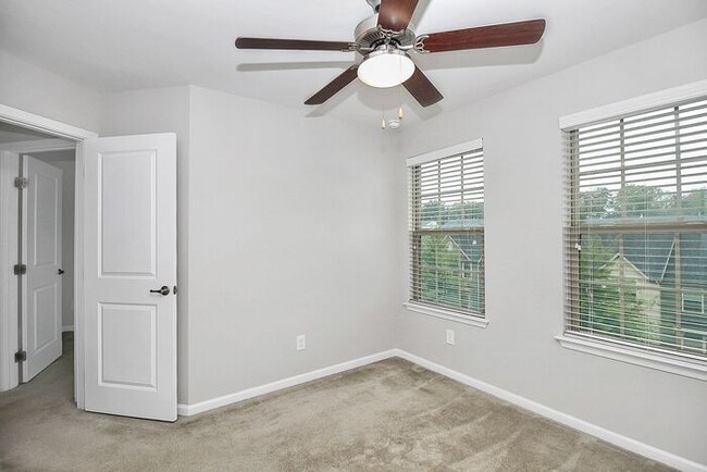 Building Photo - Stunning 3 Story 3BD/2+2HalfBA Townhome in...