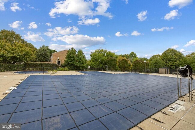 Building Photo - 303 Palmspring Dr