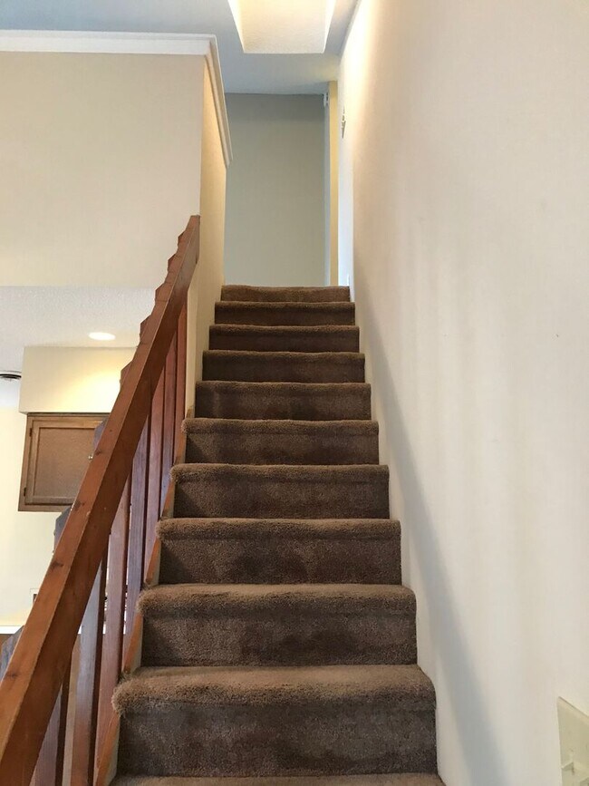 Building Photo - Quiet 2 story condo super close to the beach!