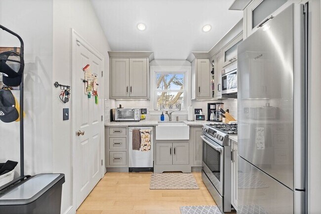 Primary Photo - 64 Ashland St