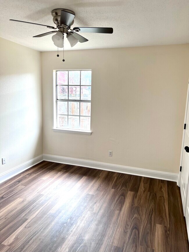 Building Photo - 1206 King Henry Dr