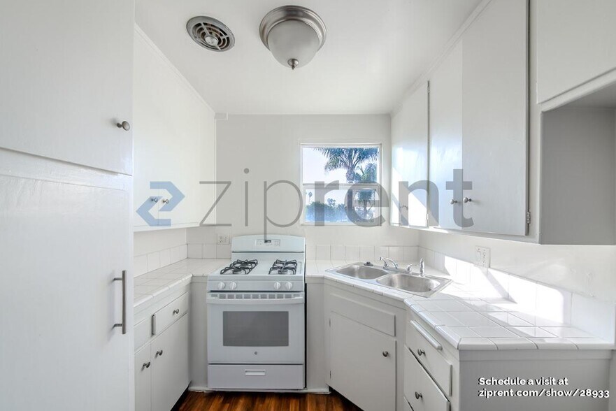 Building Photo - Unit 4
