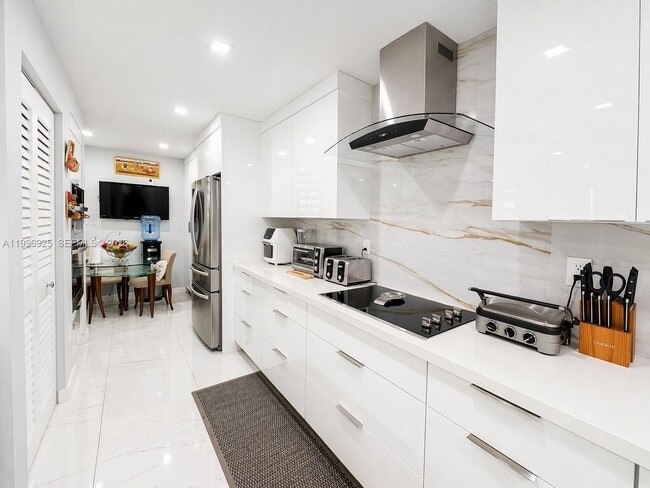 Building Photo - 2370 NE 135th St