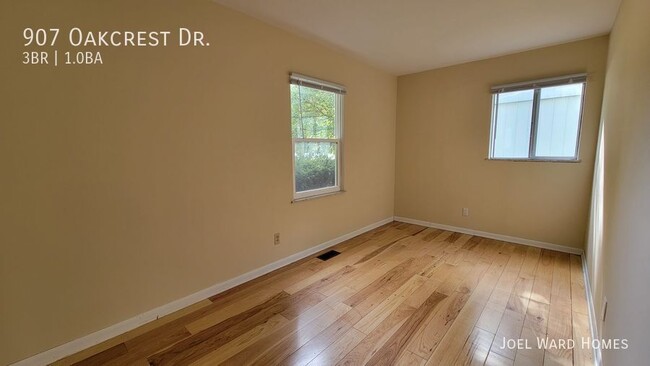 Building Photo - 907 Oakcrest Dr